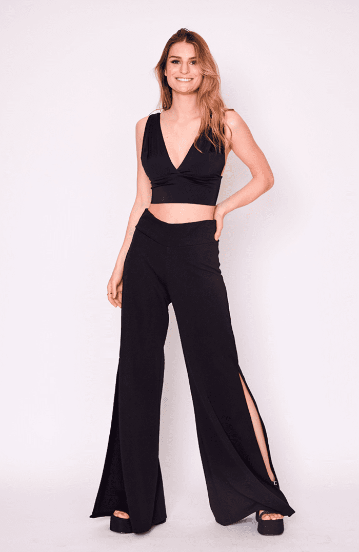 CROP TOP ESCOTE Y AMARRA NEGRO 05