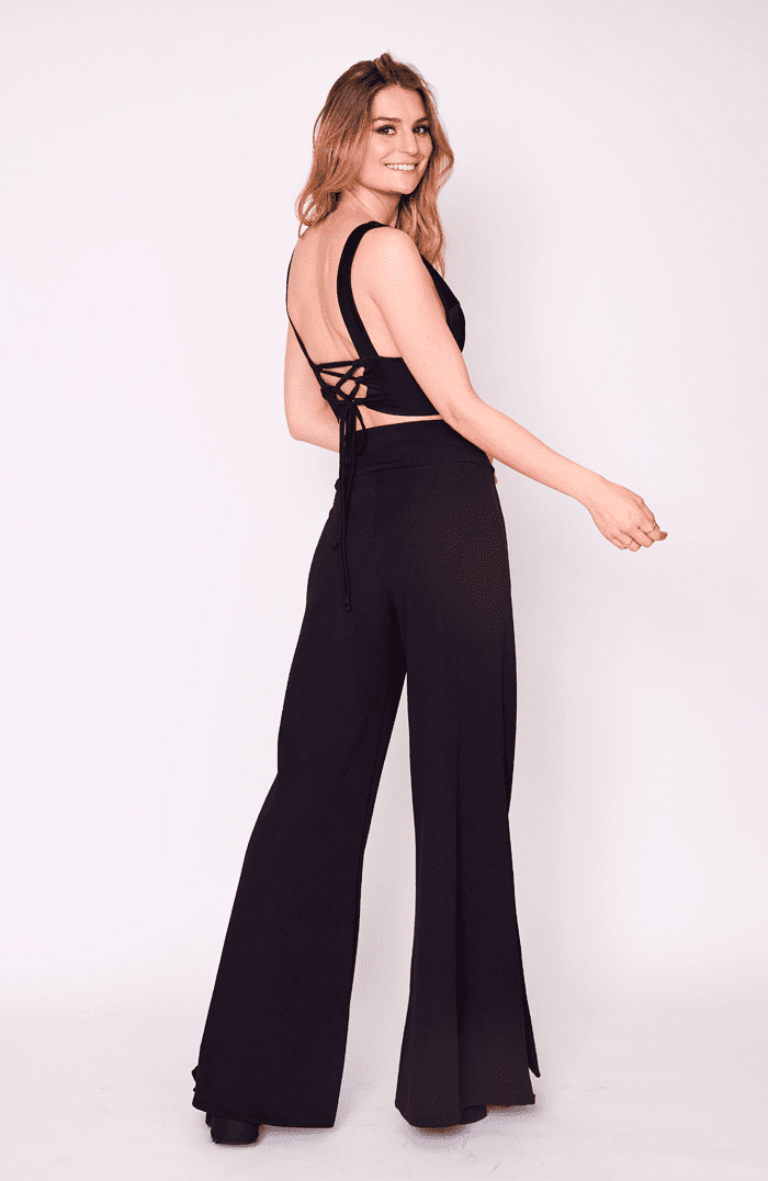 CROP TOP ESCOTE Y AMARRA NEGRO 09